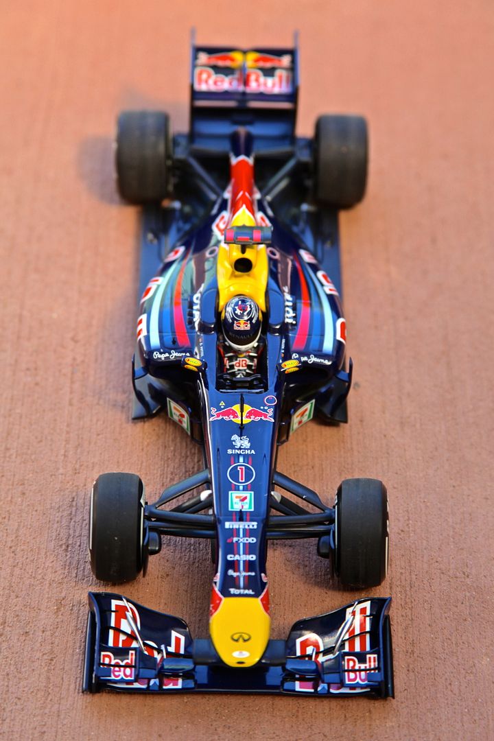 Minichamps: Red Bull RB7 Sebastian Vettel - 2011 Japanese GP